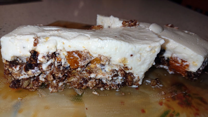 Заливной десерт с хурмой и вишней