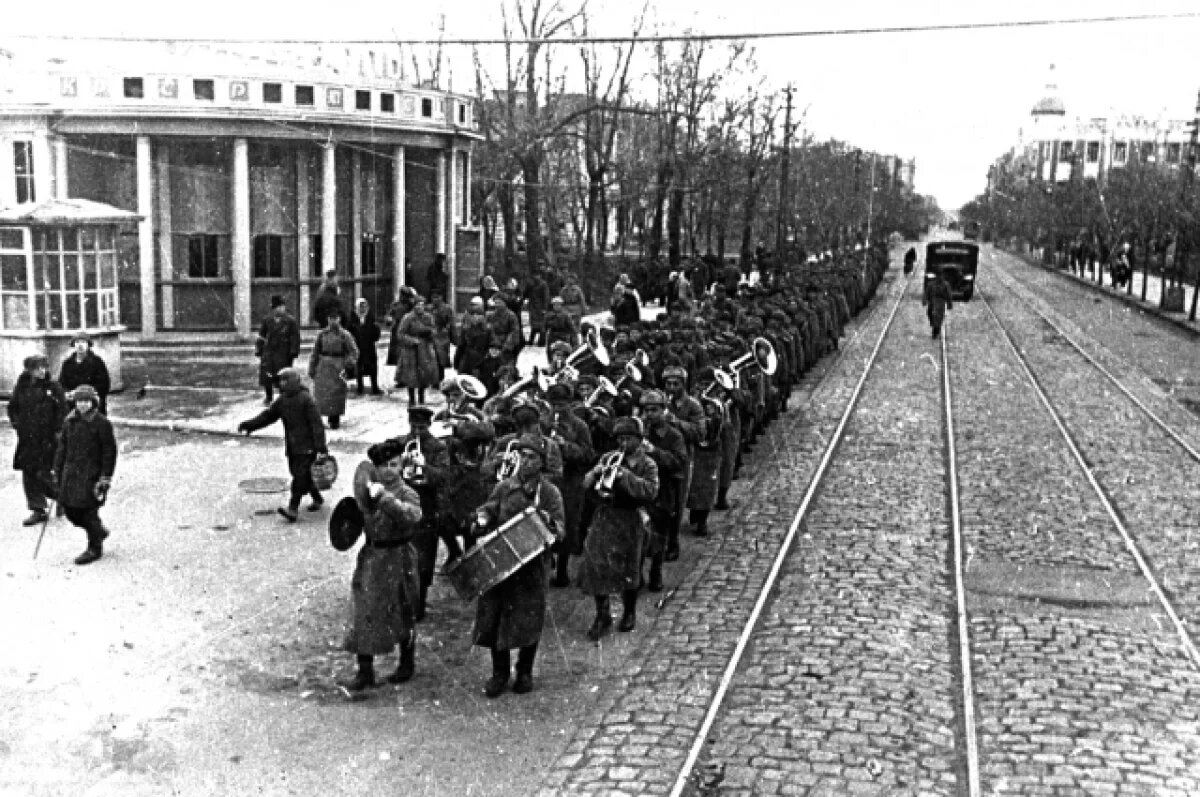    День, когда фашистов окончательно выгнали из Краснодара. стал большим праздником дял всех горожан (на фото улица Красная в 1943 году).