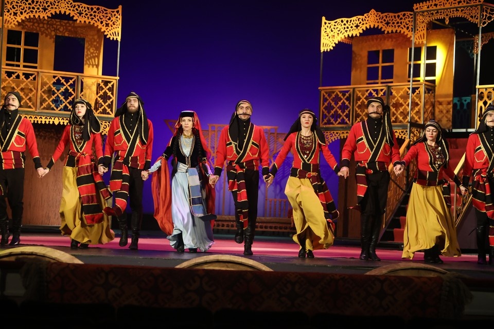    Перчинку и новый импульс спектаклю придали зажигательные танцы. Фото: Пресс-служба театра им. Луначарского