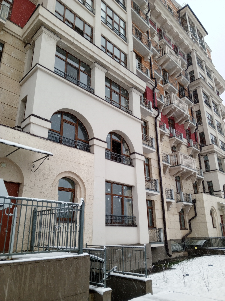 Над открытым окном, окна той самой квартиры.