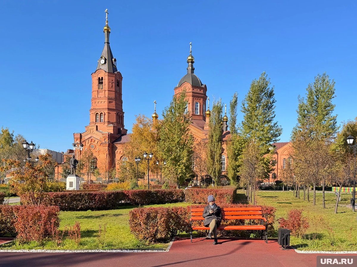    Собор, посвященный святому Александру Невскому, был третьим городским храмом
