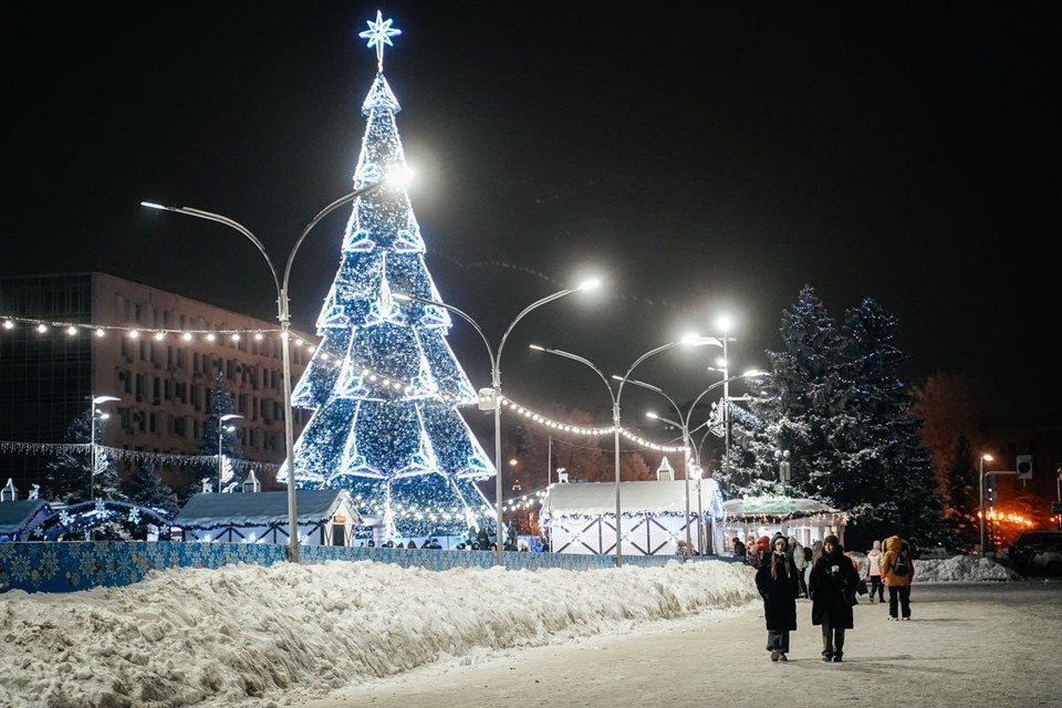    На площади Славы самарцев будут радовать новогодняя елка и каток. Светлана МАКОВЕЕВА