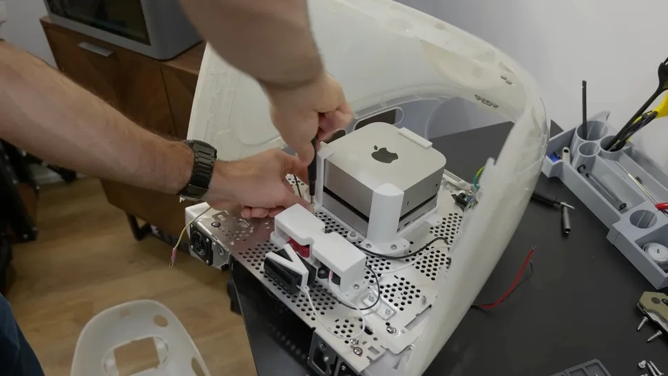    Инженер воскресил iMac из 90-х