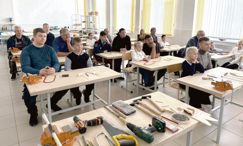 Дедушкина мастерская работает в школе №48 города Шахты