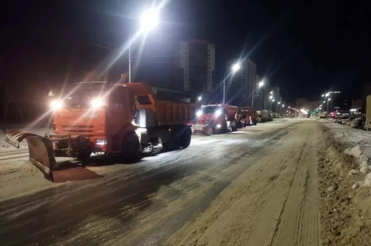    В Барнауле продолжается борьба с гололедом и снегом