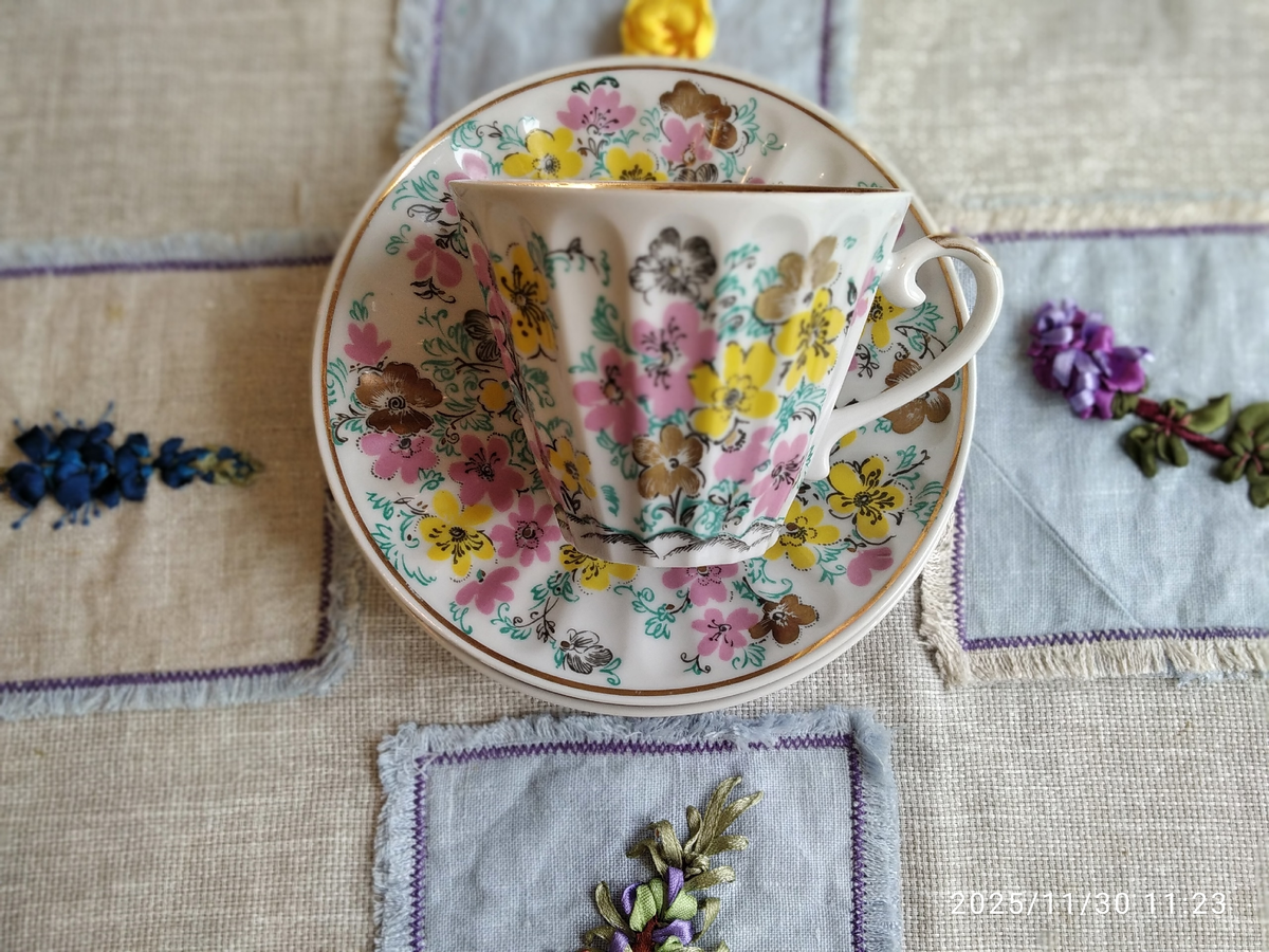 Разбитую чашку не склеишь, но можно найти и купить