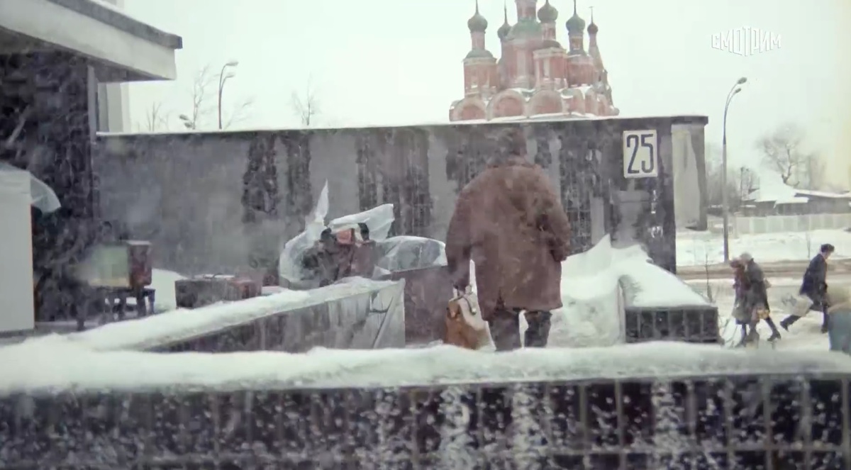 Павлик приходит к Жене в начале фильма