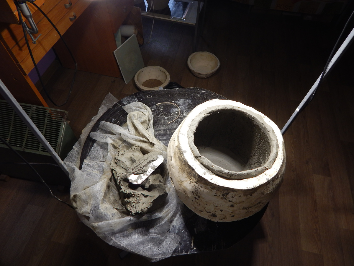 Набиваю глину в гипсовую форму. Будет 3л. горшок.