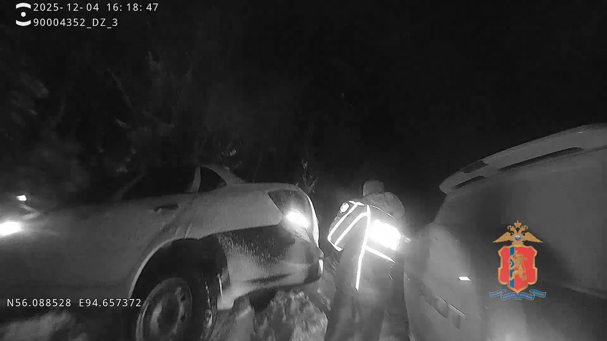     В Красноярском крае инспекторы достали машину из сугроба на безлюдной трассе