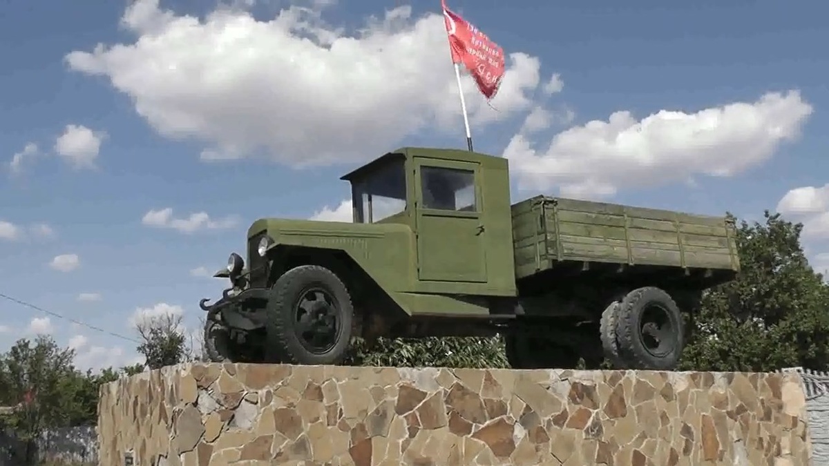 Путешествуя по России на автомобиле,в доль дорог можно встретить старую увековеченную технику.Отличное напоминание о первых машинах помогающих людям облегчить труд.Вот на первом снимке Зис-5,стоящий в Крыму.
