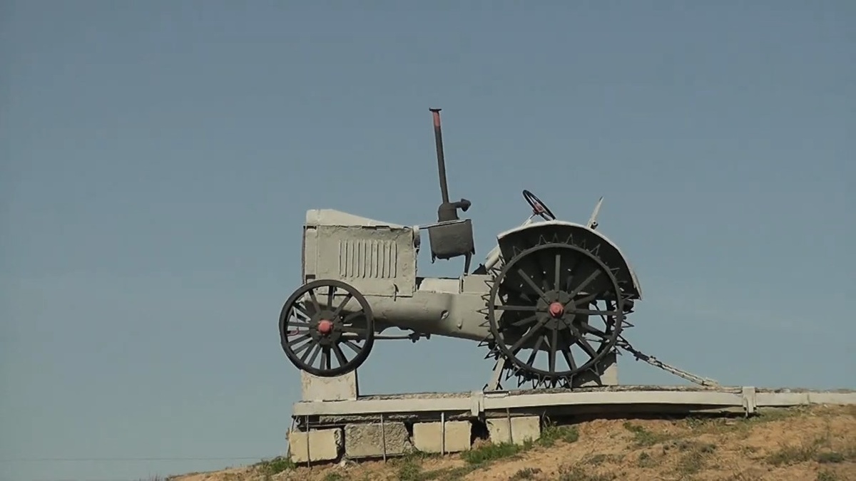 На этом снимке СХТЗ-15/30. Стоящий в доль дороги,в Ростовской области,ведущую на Волгоград.