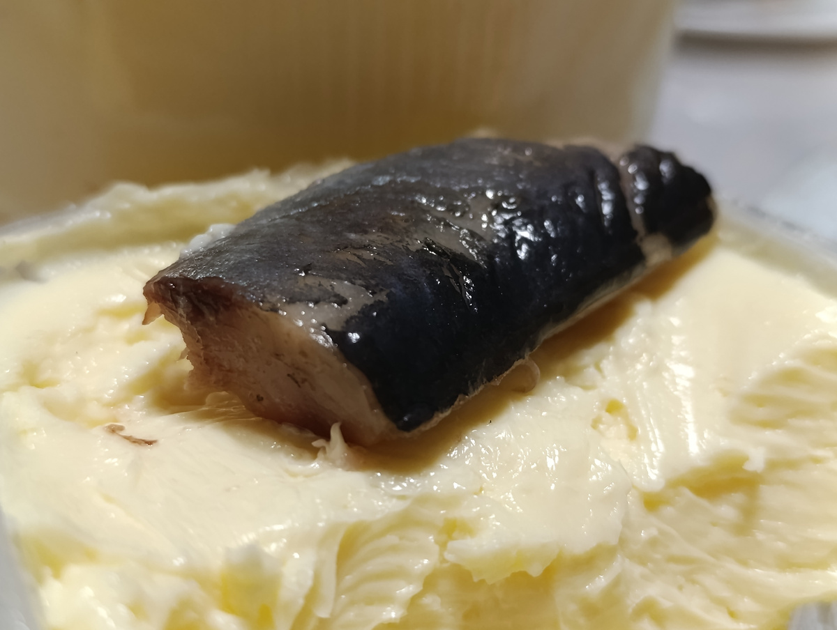 Тушка солёной сельди и масло