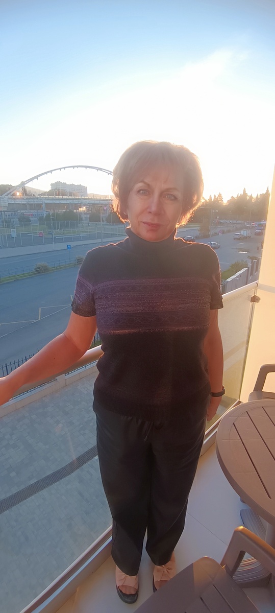 Утреннее фото на балконе отеля. Усталая(