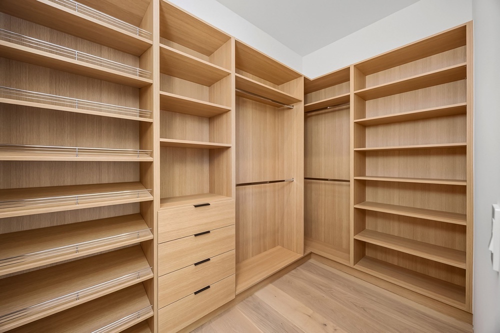   Встроенные шкафы не только эффективно используют каждый сантиметр площади, но и создают гармоничное, организованное пространство, визуально сохраняя объем помещений. / Фото: iStock