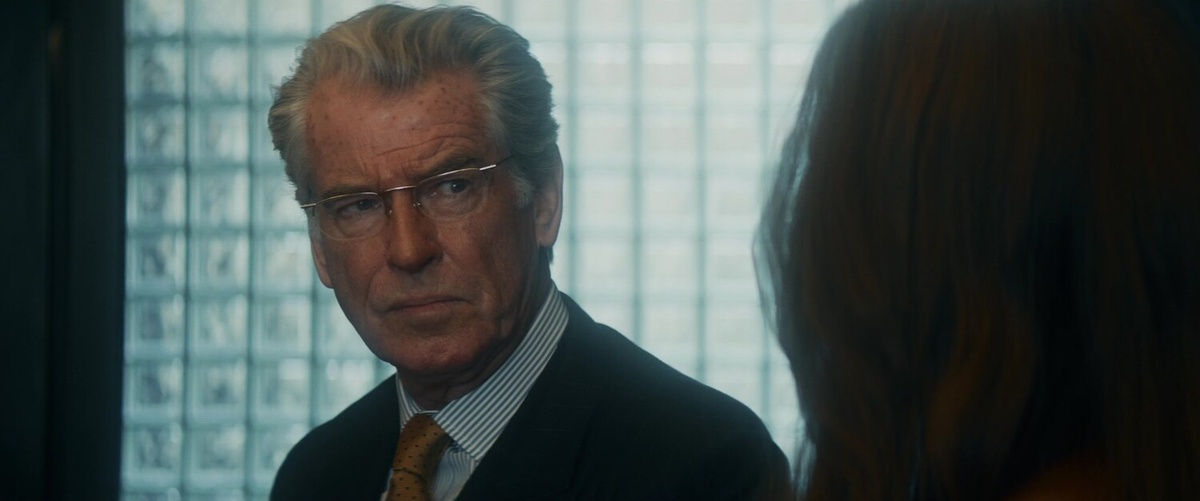 Кадр из фильма. Пирс Броснан снова в роли кровожадного старикана (вспоминаем «Гангстерленд»)