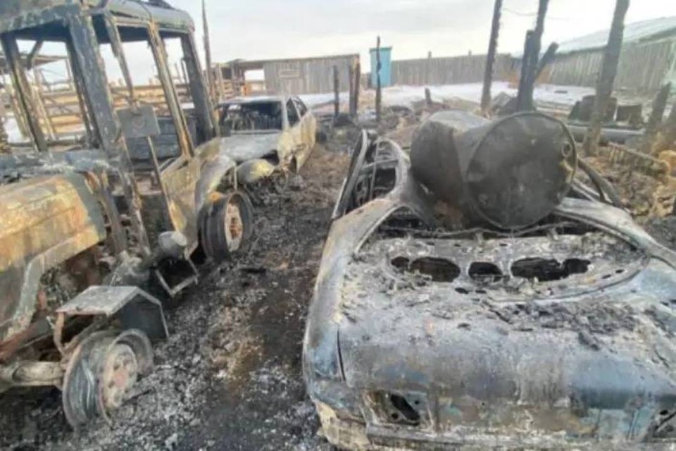    Существовала угроза распространения огня на соседние постройки и жилой дом. ГУ МЧС по Иркутской области