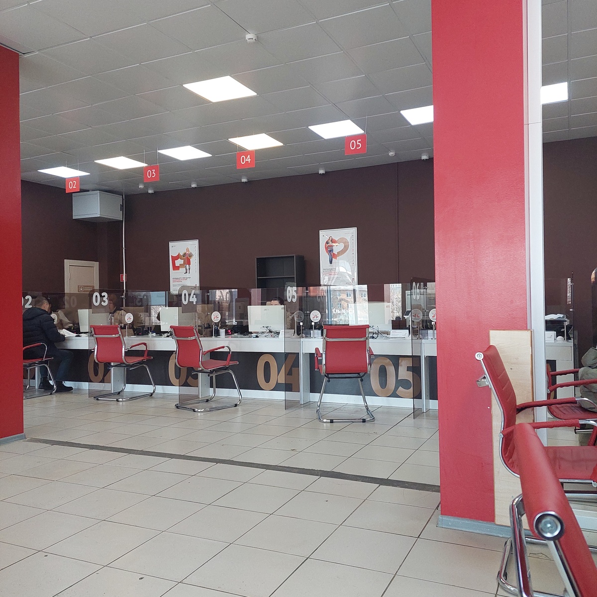 Это мы удачно зашли, посетителей нет и нам быстро удалось решить наш вопрос.