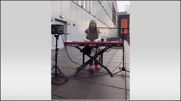    Вот и приходится Монеточке* выступать на пустых улицах, как "нормальные артисты". Видео: ТГ-канал "Хуже и не скажешь"