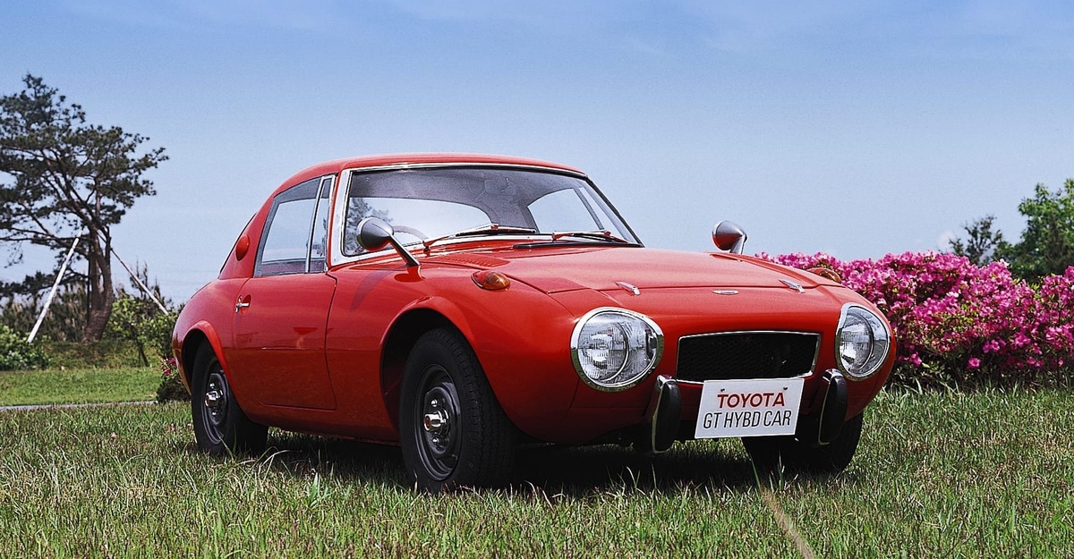 Стандартная Toyota Sports 800: несмотря на табличку GT Hybrid - это стоковая серийная модель, т.к. купе не имеет воздухозаборника на капоте и "обуто" в стандартные шины на обычных дисках