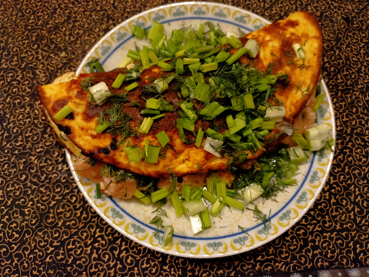 Завтрак: омлет с рыбой, творожным сыром,зеленью.