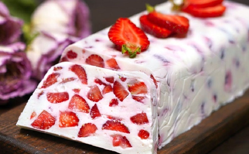 Легкий клубничный десерт без выпечки: быстрый рецепт для праздничного стола  