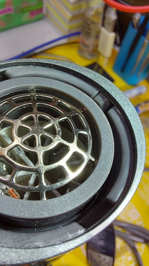 Присмотритесь к качеству пластиковых деталей, они отлиты так себе.