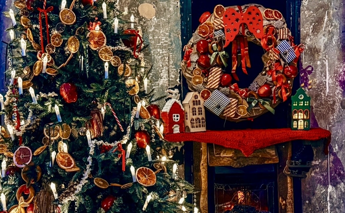 Лютеранский храм пока решили не закрывать и открыли свежую выставку: Рождество в Анненкирхе