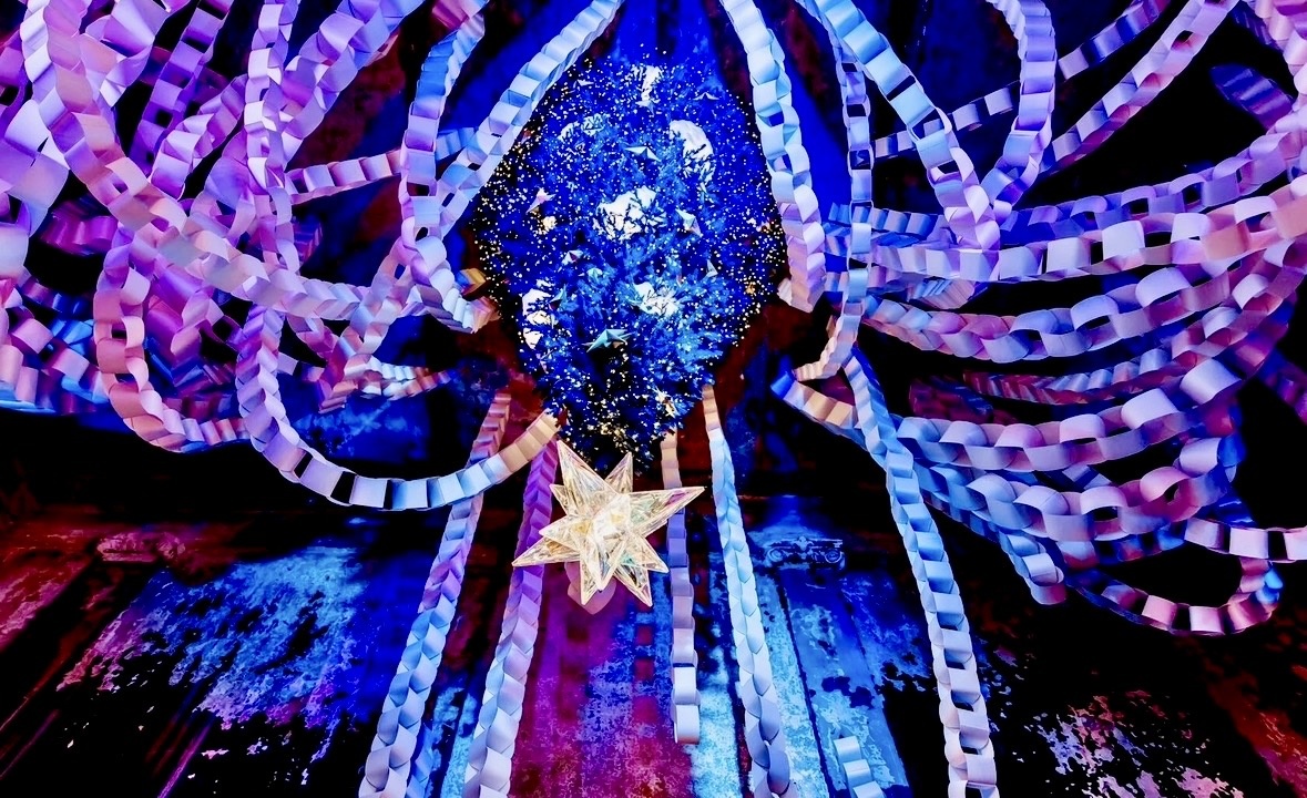 Перевернутая ель на месте. Вифлеемская звезда сияет. Атмосфера в кирхе, как и всегда, мистическая