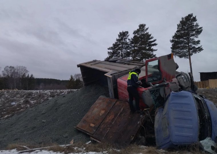 Под Екатеринбургом водитель «ГАЗели» не уступил фуре и устроил жуткое ДТП. Фото