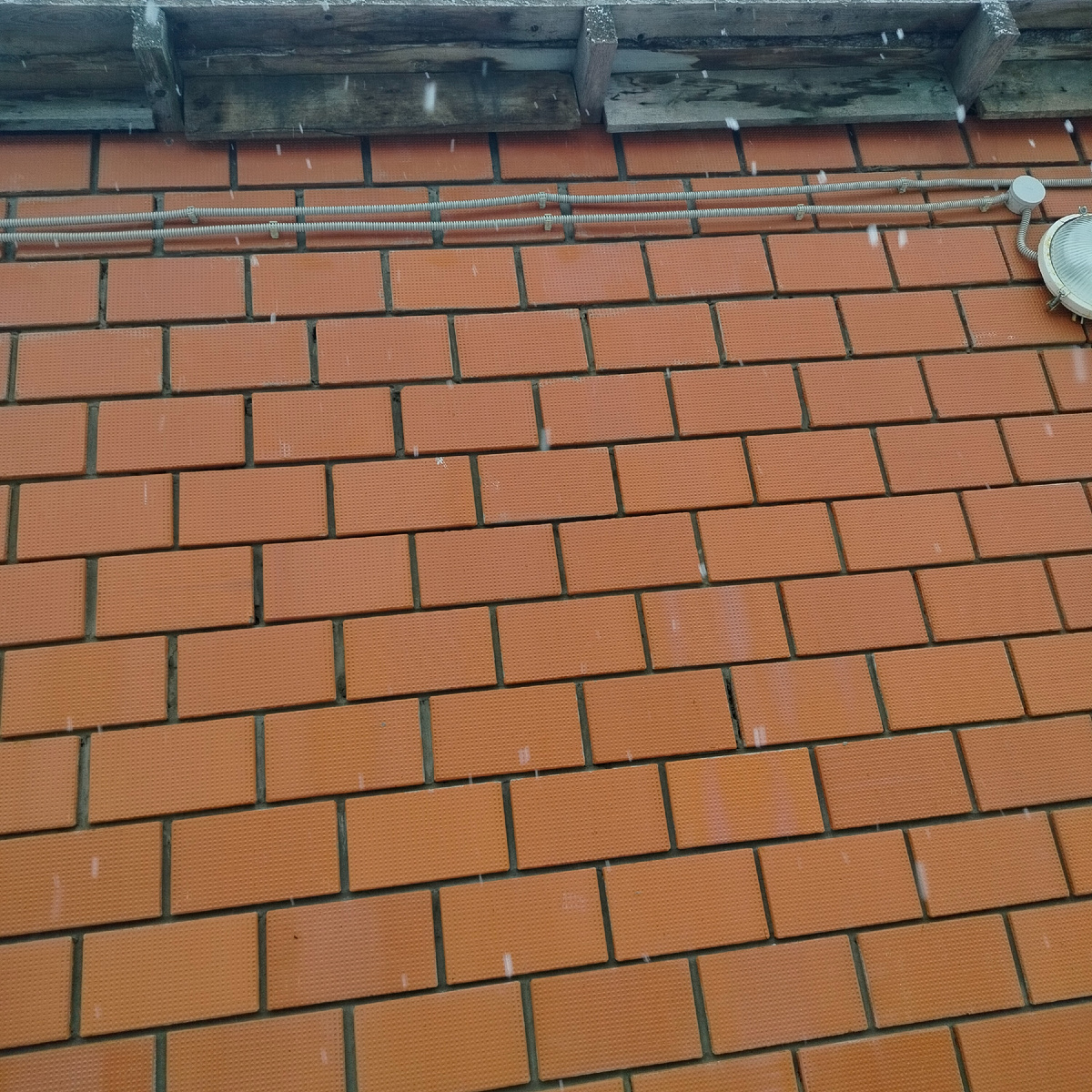 Вот сюда можно повесить гирлянду.