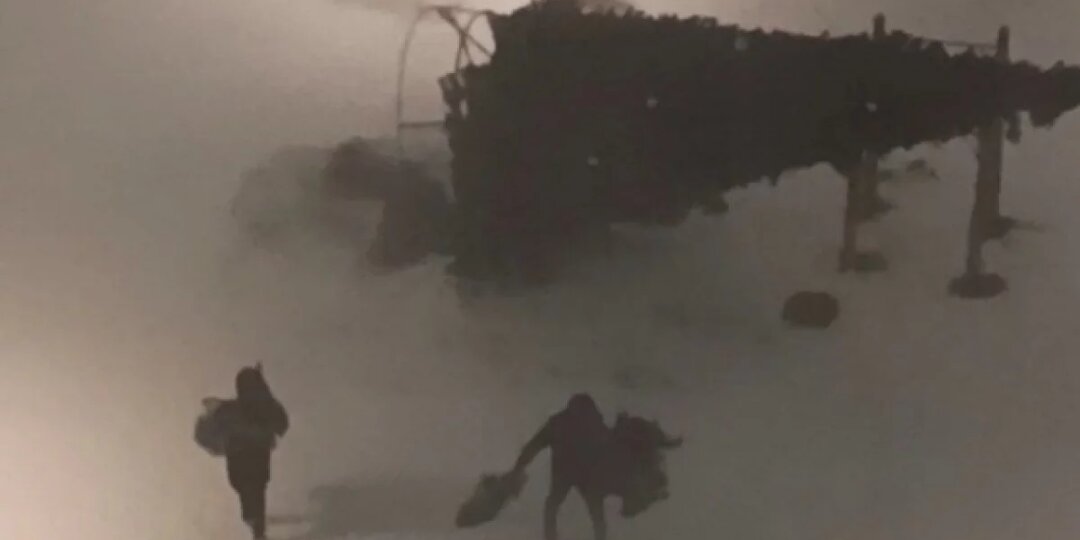 В Красноярске ночью сильный ветер повалил новогоднюю ёлку