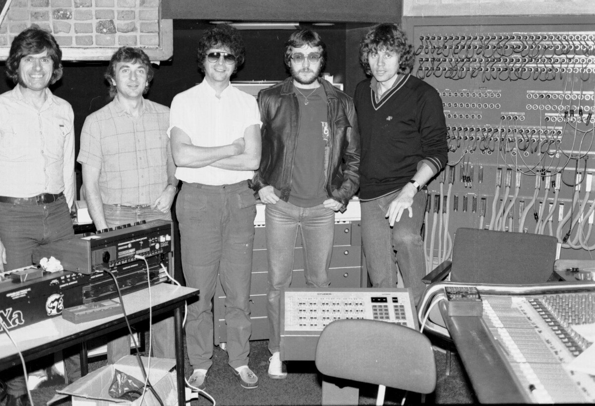 Музыканты Electric Light Orchestra и инженер Билл Боттрелл в студийном помещении «Wisseloord Studios» общины Хилверсюм, Нидерланды. Начало 1983 года.