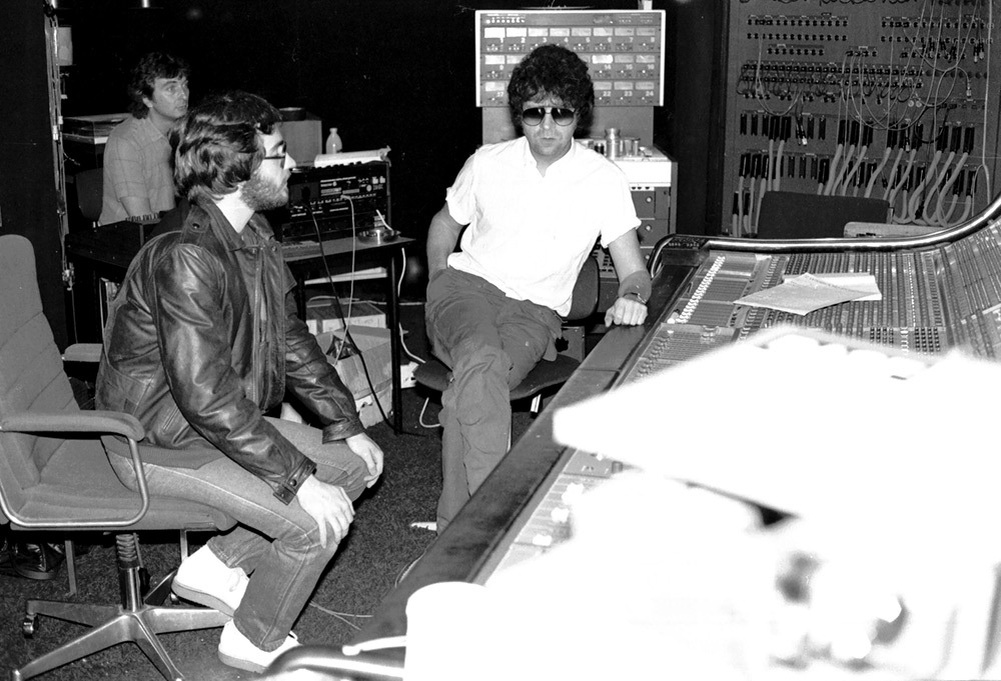 Музыканты Electric Light Orchestra и инженер Билл Боттрелл в студийном помещении «Wisseloord Studios» общины Хилверсюм, Нидерланды. Начало 1983 года.