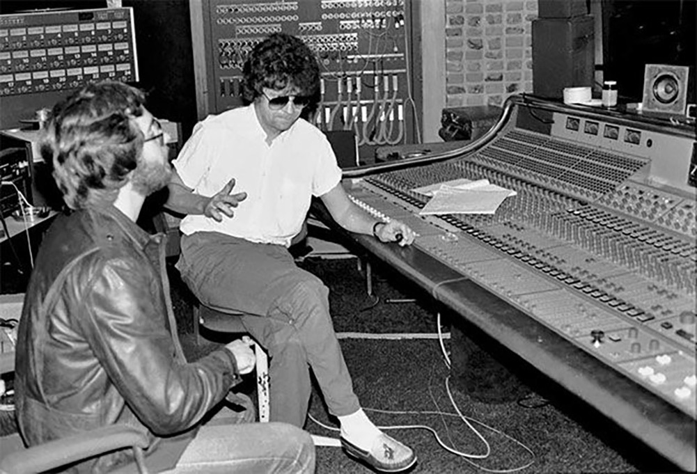 Музыканты Electric Light Orchestra и инженер Билл Боттрелл в студийном помещении «Wisseloord Studios» общины Хилверсюм, Нидерланды. Начало 1983 года.