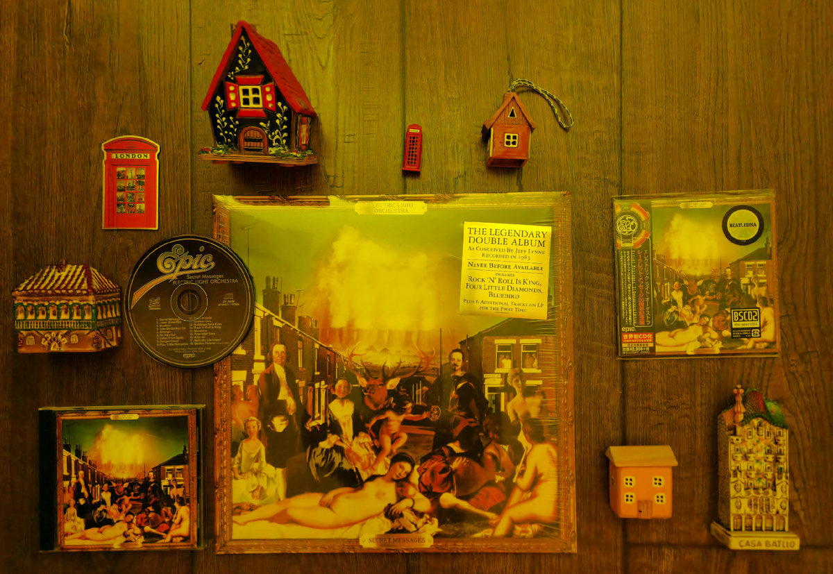 Варианты переиздания «двойного» альбома «Secret Messages» 2018 года группы Electric Light Orchestra к тридцатипятилетнему юбилею с момента оригнального выпуска в июне 1983 года.