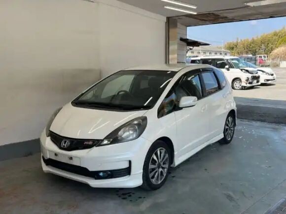 Хонда Фит второго поколения 2008 - 2013 модельного ряда, бюджет до Владивостока 700 тыс руб, доставка в Россию 2-4 недели, пробег от 20 до 130 тыс км, отправка по всей России
