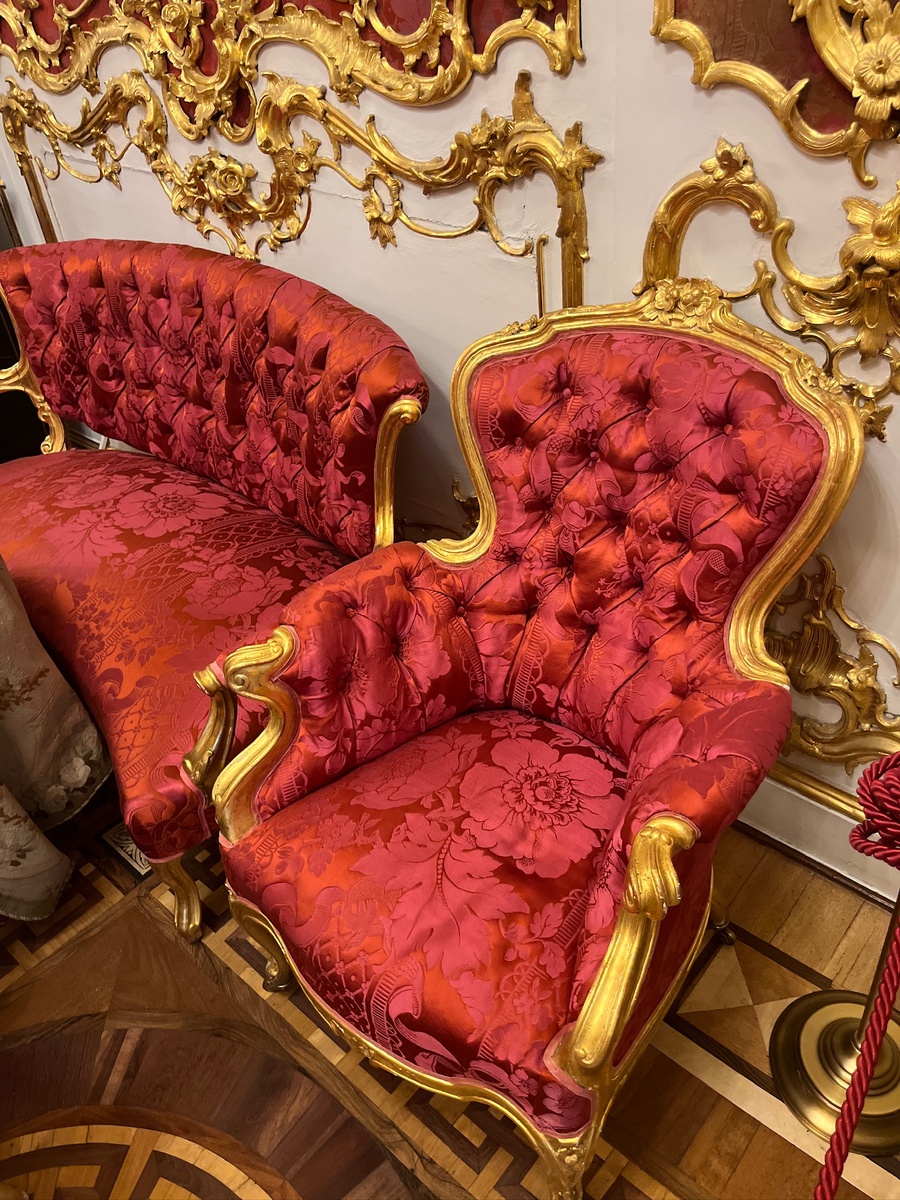 Мебель в Будуаре императрицы Марии Александровны в Зимнем дворце. Фото автора.