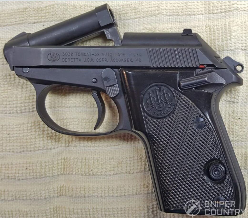 Пистолет с поднятым стволом.