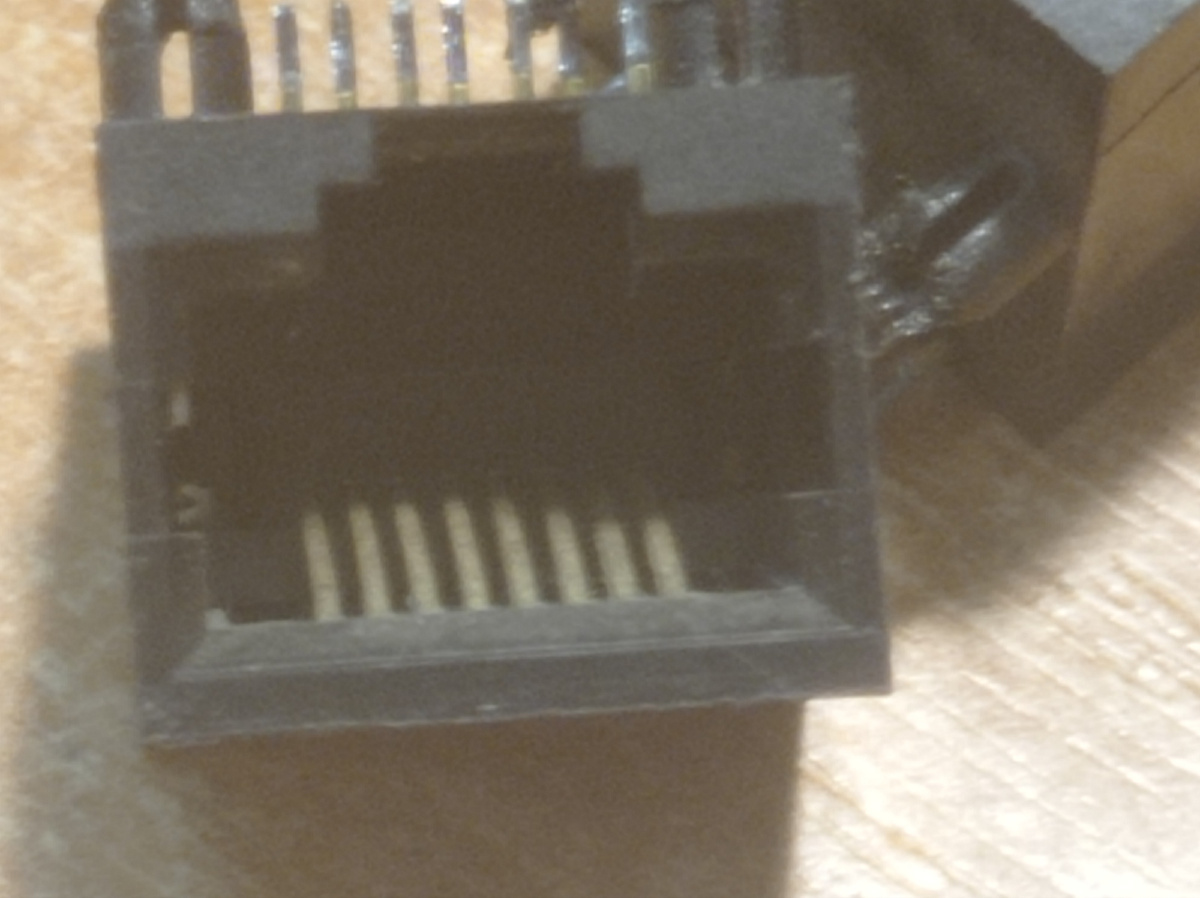 Выводы жёлтые.