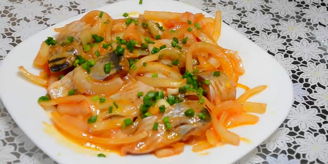 Лучшая закуска к картошке.Селёдка с луком в пикантной заливке...ну сказка же.