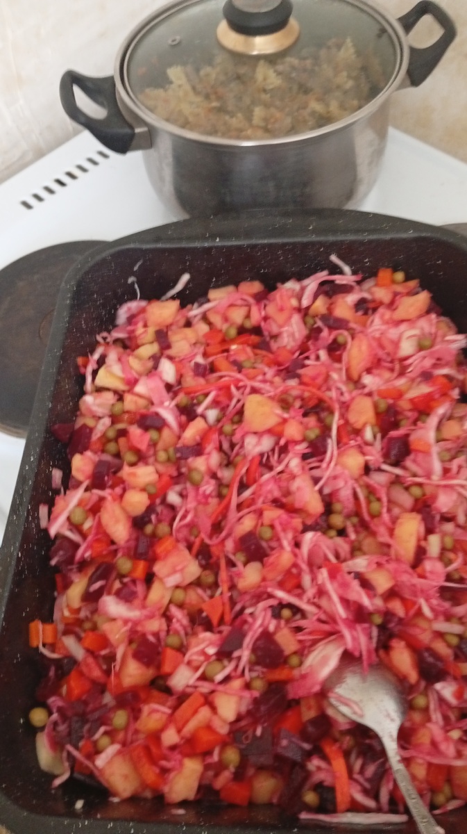 Горошек в винегрете обычный, немного жестковатый, но и не дорогой. 