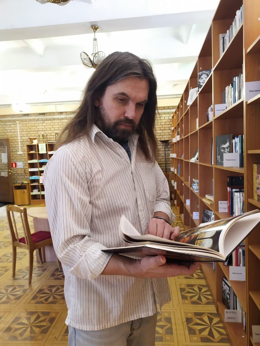  ̶Л̶е̶н̶и̶н̶ Художник в библиотеке.