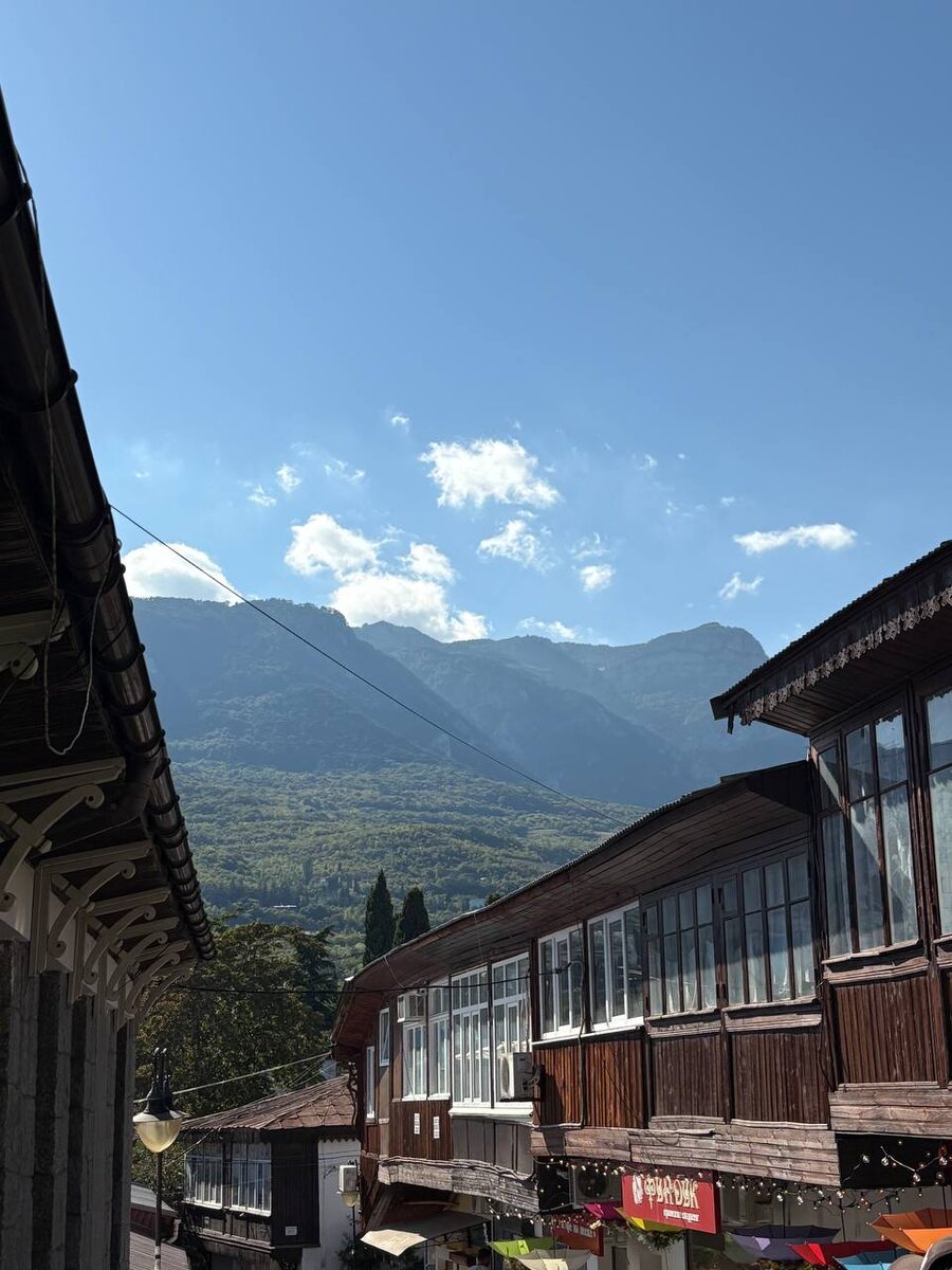 Виды на горы с главной улочки Гурзуфа. Фото автора. 