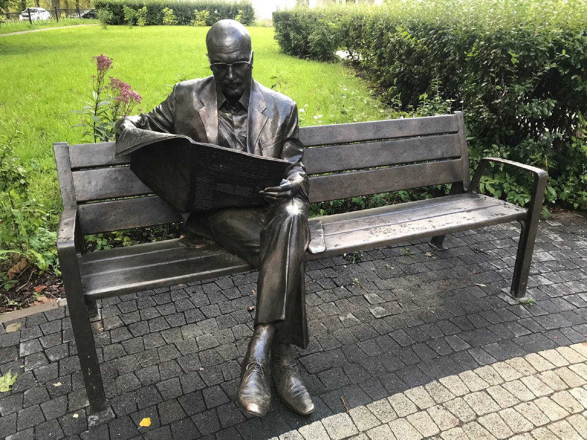 Жанровая скульптура «Новгородский читатель». Фото автора 