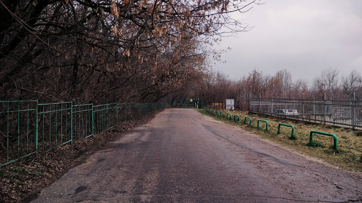 Дорога на очистные сооружения и путь в сторону прогулочной набережной «Левый берег реки-Москвы»