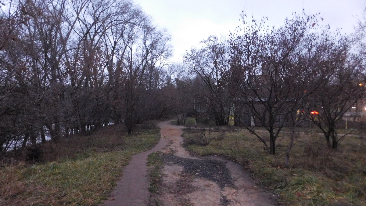 Пути на набережную от Хорошёвского моста