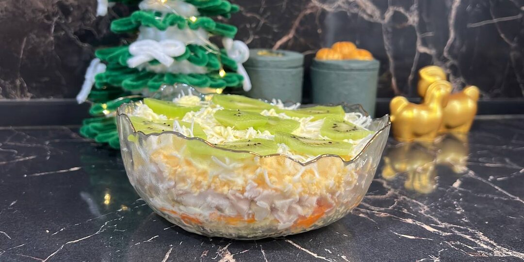 Салат с курицей и киви на Новый год