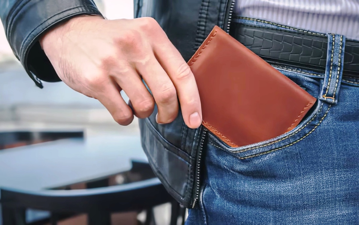 Кошелек в переднем кармане