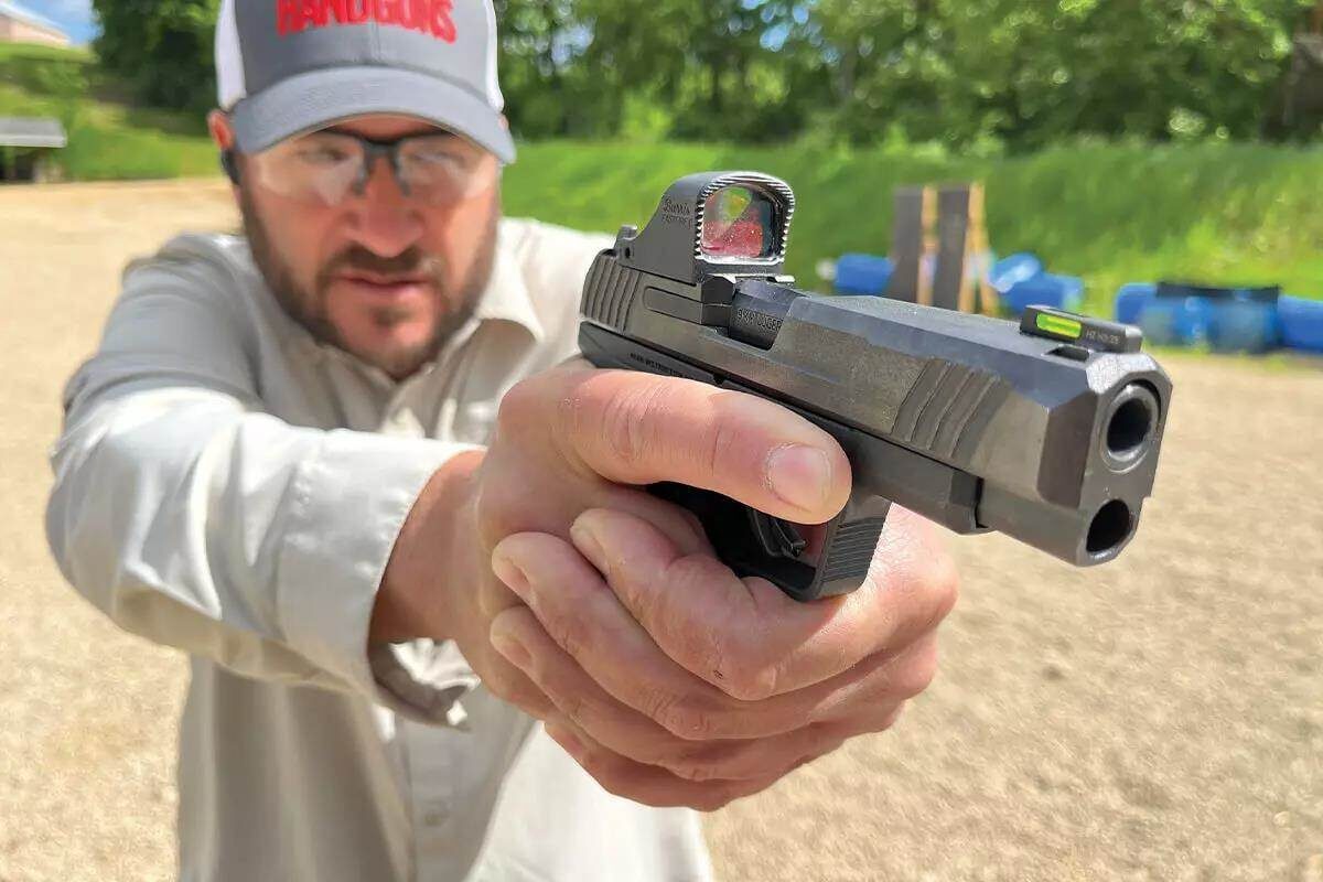 Преступники угрожают оружием, но законопослушные граждане должны действовать решительно, стреляя быстро и эффективно.