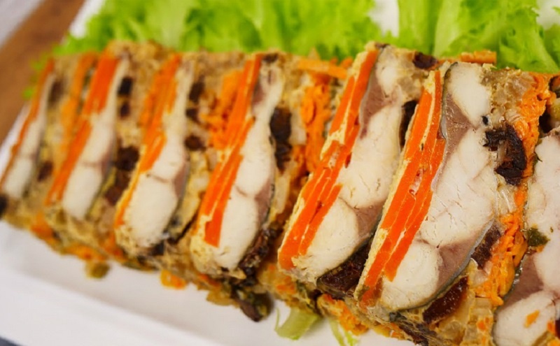 Скумбрия с яйцом и черносливом: праздничный рецепт на каждый день